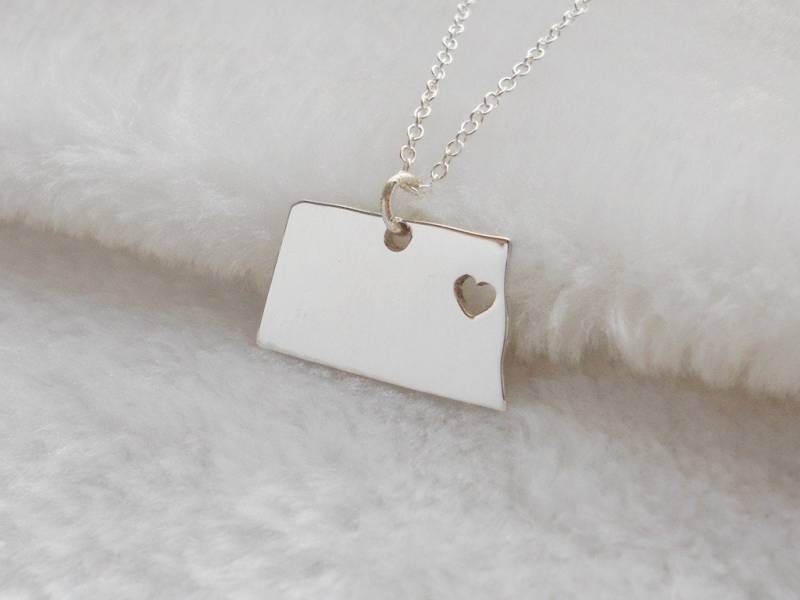 Silber North Dakota Förmige Halskette, Nd Zustand Charm Anhänger, Nord Halskette Mit Einem Herz von BackZeroDesign