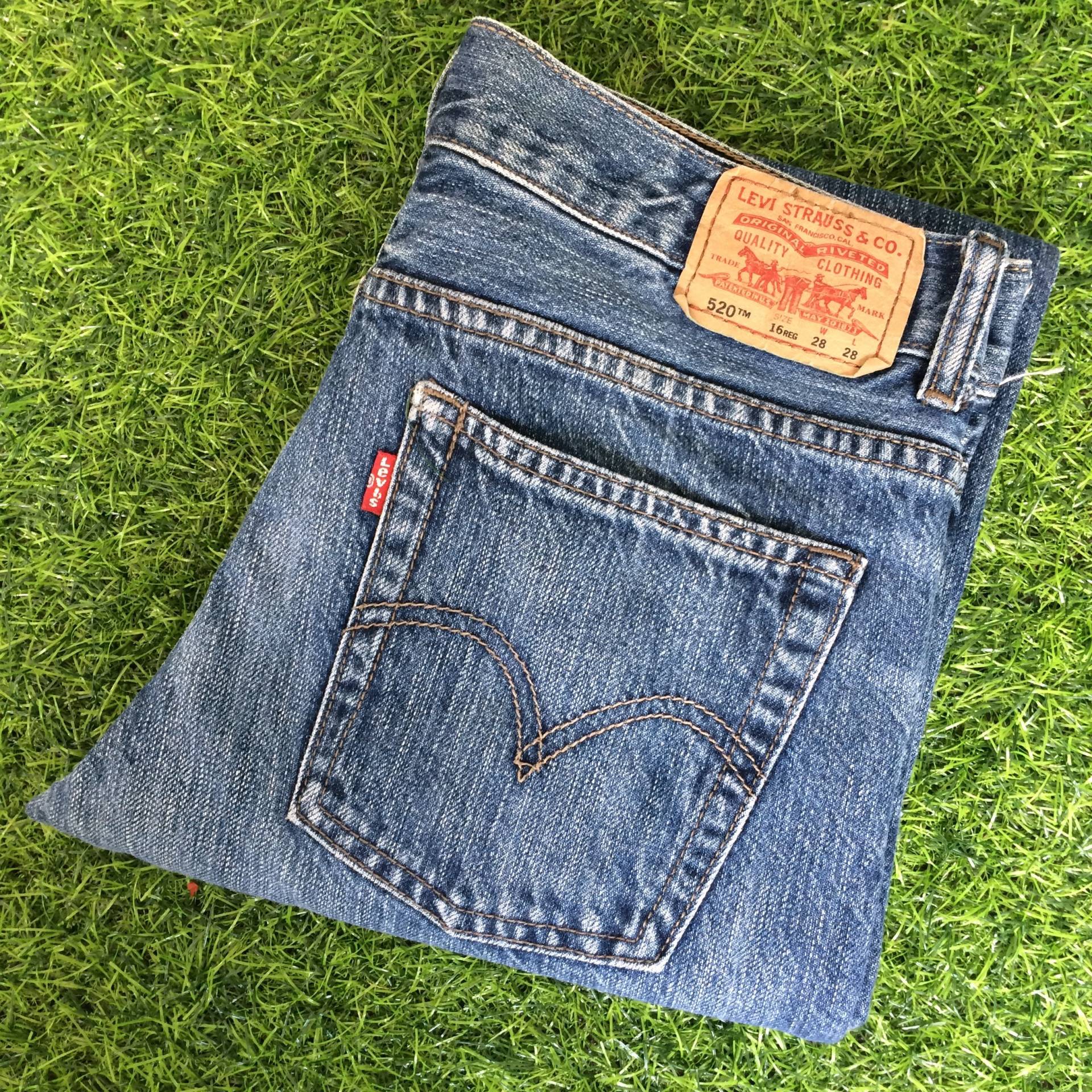 Größe 30 Vintage Distressed Levis 520 Jeans W30 L29 Medium Wash Denim Slim Fit Taper Taille 30" von BackyardFashion