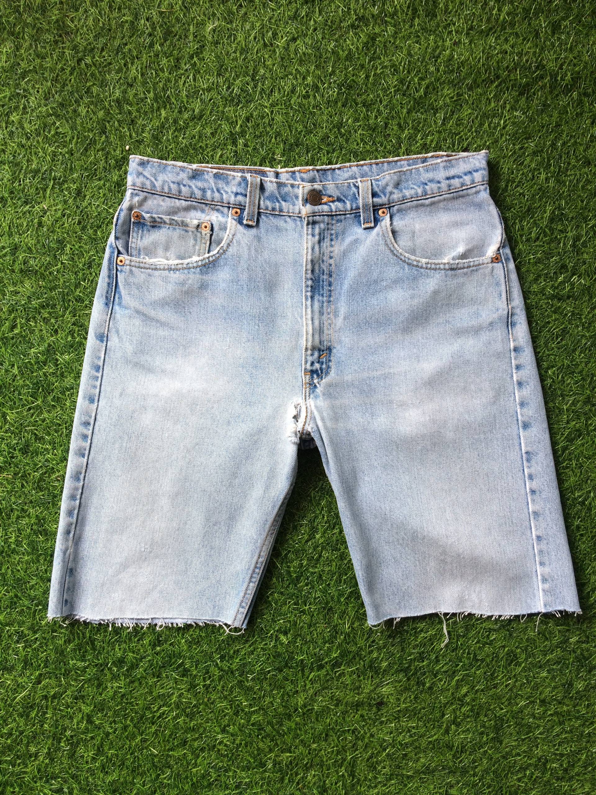 Größe 33 Vintage Levis 505 Cutoffs Shorts Jeans High Waisted Distressed Light Wash Long Inseam Cut Offs Taille 33" von BackyardFashion