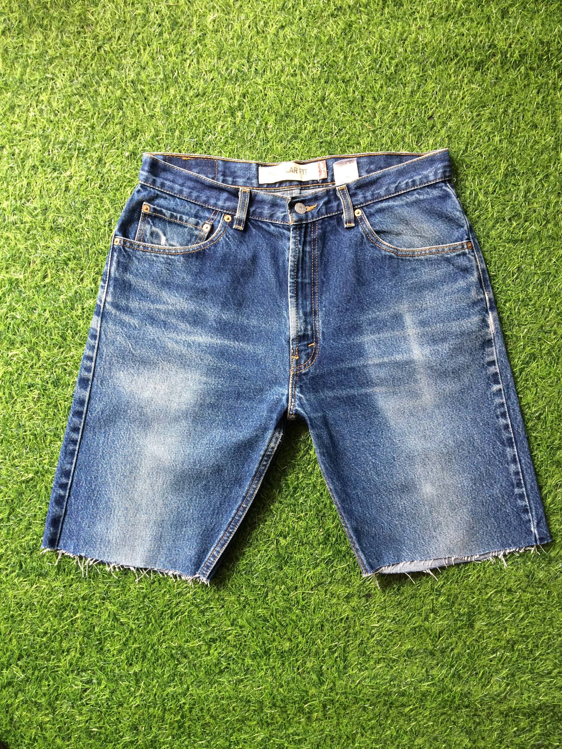 Größe 33 Vintage Levis 505 Cutoffs Shorts Jeans High Waisted Distressed Medium Wash Long Inseam Cut Offs Taille 33" von BackyardFashion