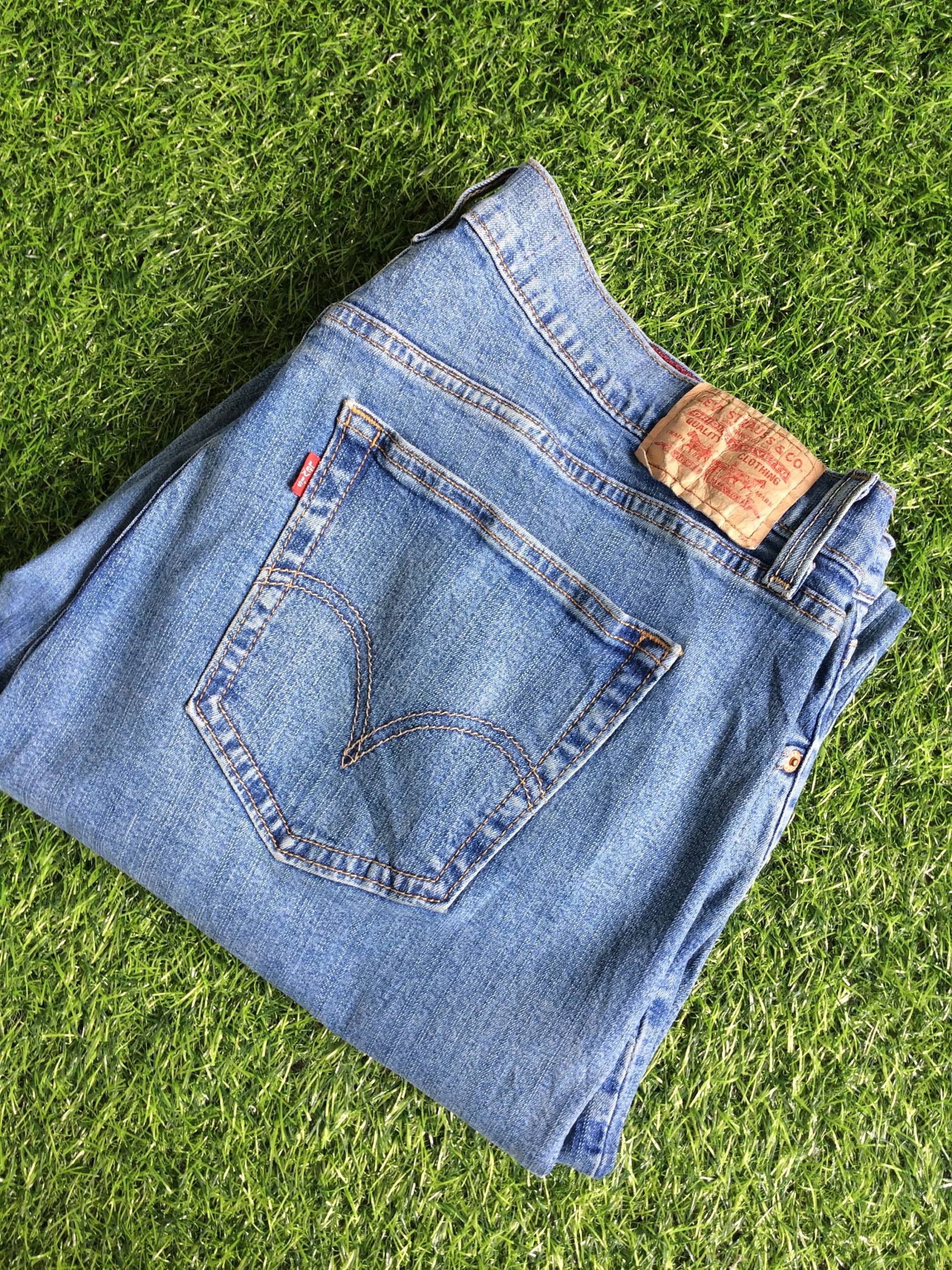 W38 L30 Vintage Distressed Levis 550 Jeans Light Wash Stretch Denim Relaxed Fit Boot Cut Jeans. Plus Size Mom Levi 38 X 30 von BackyardFashion