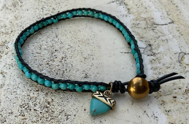 Türkis Fußkettchen. Boho. Strand. Antiker Messing Knopf. Charm. Recycelte Perlen von Backyardtropicals