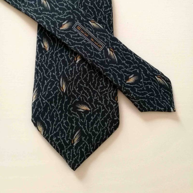 Krawatte Von Lanvin Paris, Vintage 80Er. Reine Seide. Muster Mit Stilisierten Goldenen Ranken Und Flügeln Auf Blauem Hintergrund. Flügel von Bacovintage