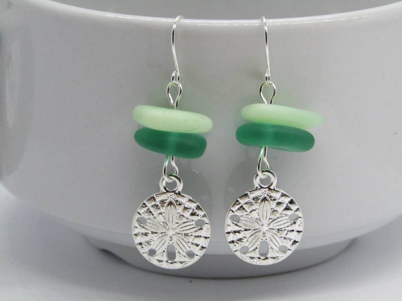 Frosted Mint & Smaragdgrün Sea Glass Strand Stein Pebble Silber Charm Sand Dollar Shell Ohrringe Baumeln von BadAppleDesigns