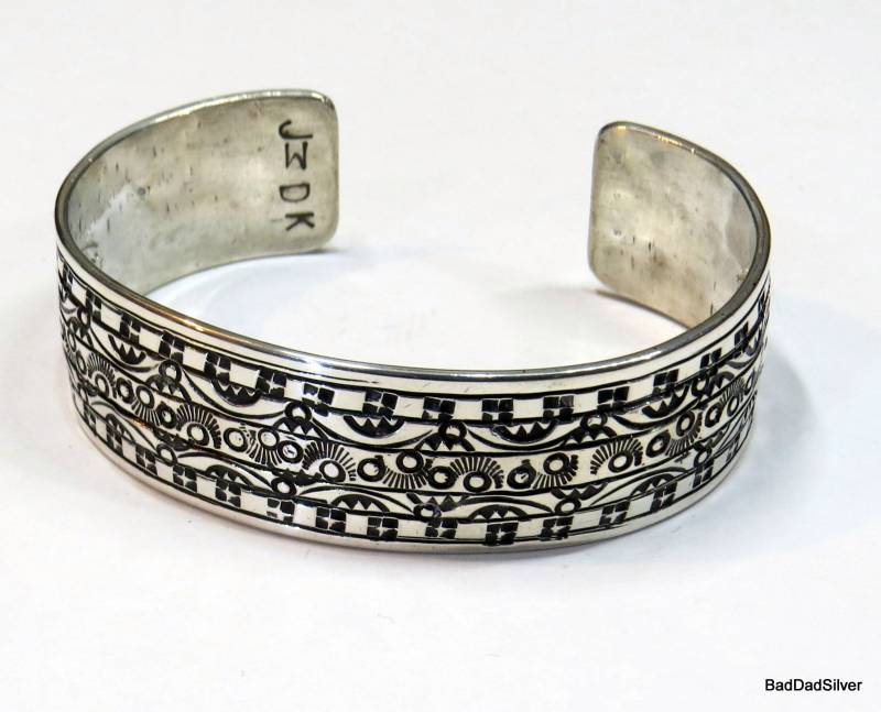 Beeindruckendes Sterling Silber Gestempeltes Manschetten-Armband, Medium 15 cm Lang + 1 Zoll Lücke, Verstellbar, Kann Personalisiert Werden Beeindruckendes Sterling Silber Gestempeltes Manschetten-Armband, Medium 15 cm Lang + 1 Zoll Lücke, Verstellbar, Kann Personalisiert Werden von BadDadSilver