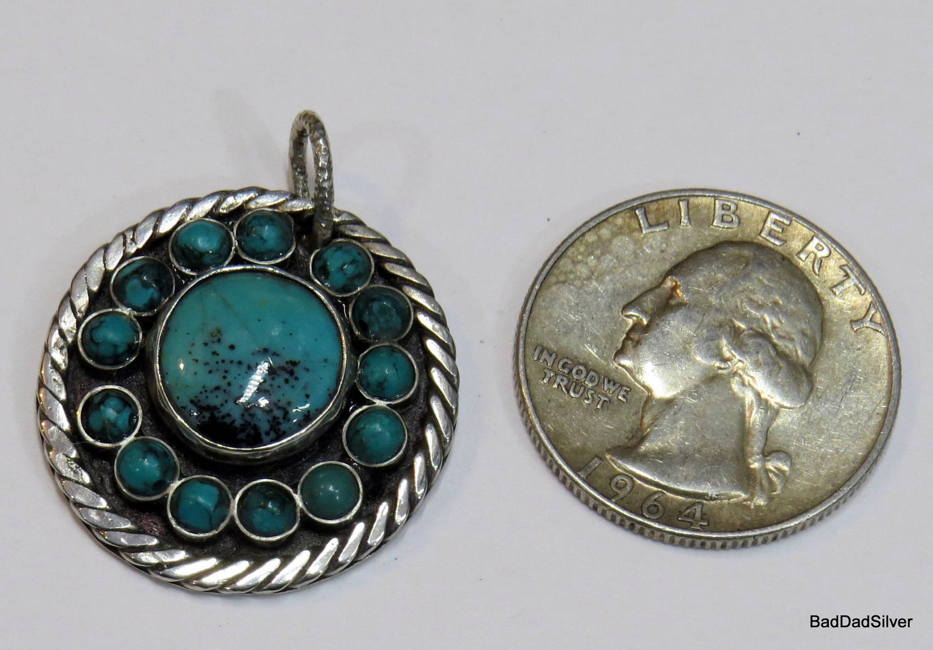 Ganz Natürlich Kingman Türkis Und Sterling Silber Pendant Mit 13 Perlen-Surround Ganz Natürlich Kingman Türkis Und Sterling Silber Pendant Mit 13 Perlen-Surround von BadDadSilver