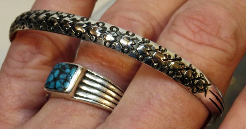 Kleines Bis Mittelgroßes Stempelarmband Aus Sterlingsilber Kleines Bis Mittelgroßes Stempelarmband Aus Sterlingsilber von BadDadSilver