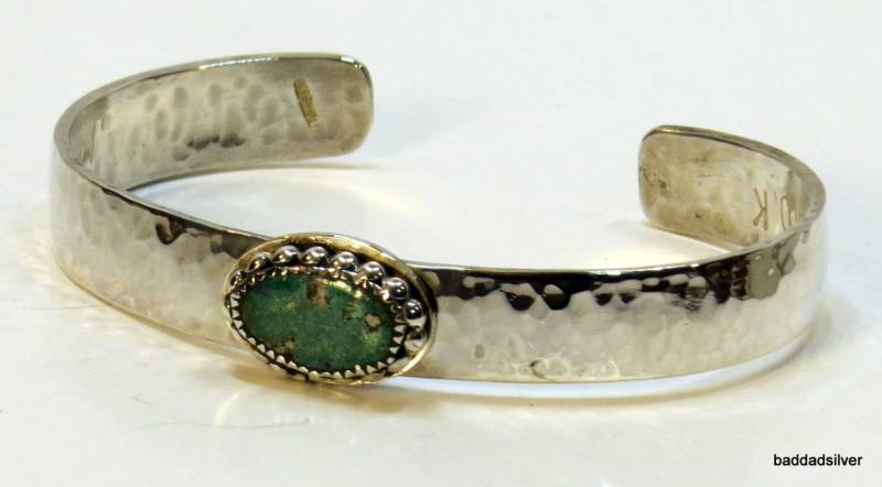 Sterling Silber Gehämmert Manschette Armband Mit Wunderschöne Türkis Stein von BadDadSilver