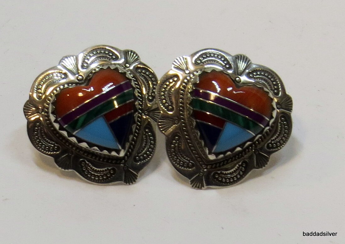 Zuni Herzförmige Multi-Stein Ohrringe Aus Gestempeltem Sterlingsilber Zuni Herzförmige Multi-Stein Ohrringe Aus Gestempeltem Sterlingsilber von BadDadSilver