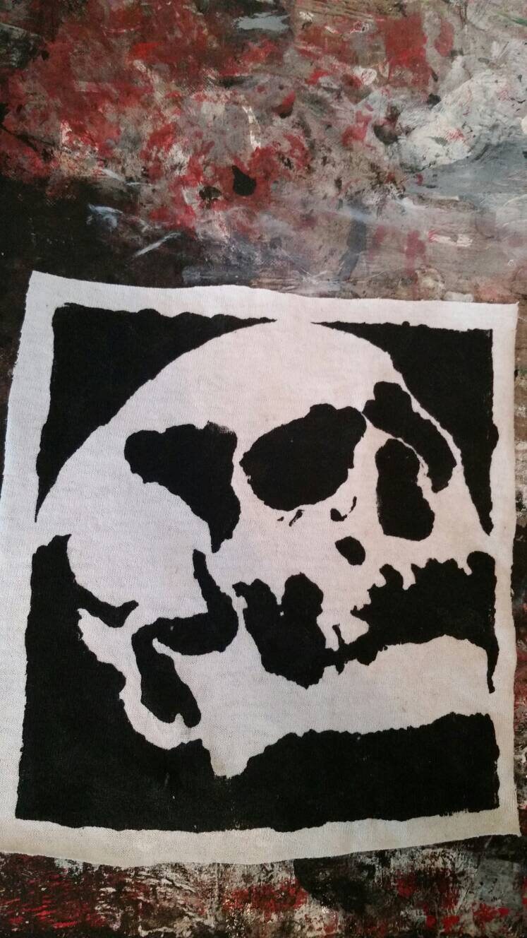 Kleiner Schädel Rücken Patch Auf Weißem Stoff von BadHippieMotorCLO