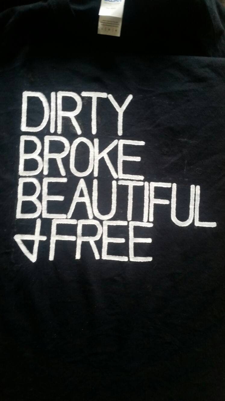 Schmutzig Gebrochen Schön Und Frei Johnny Hobo Tshirt Pat The Bunny, Folk Punk T-Shirt Handbemalt Handgefertigt Benutzerdefinierte Hippie Goth Crust von BadHippieMotorCLO