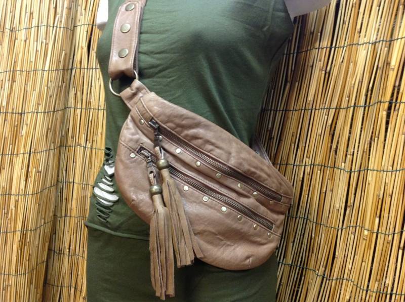 Hip Fanny Pack Umhängetasche Hüfttasche Reisetasche Ledertasche/Kamelfarbe Verstellbarer Riemen Handgefertigt Unisex von BadMilkBags