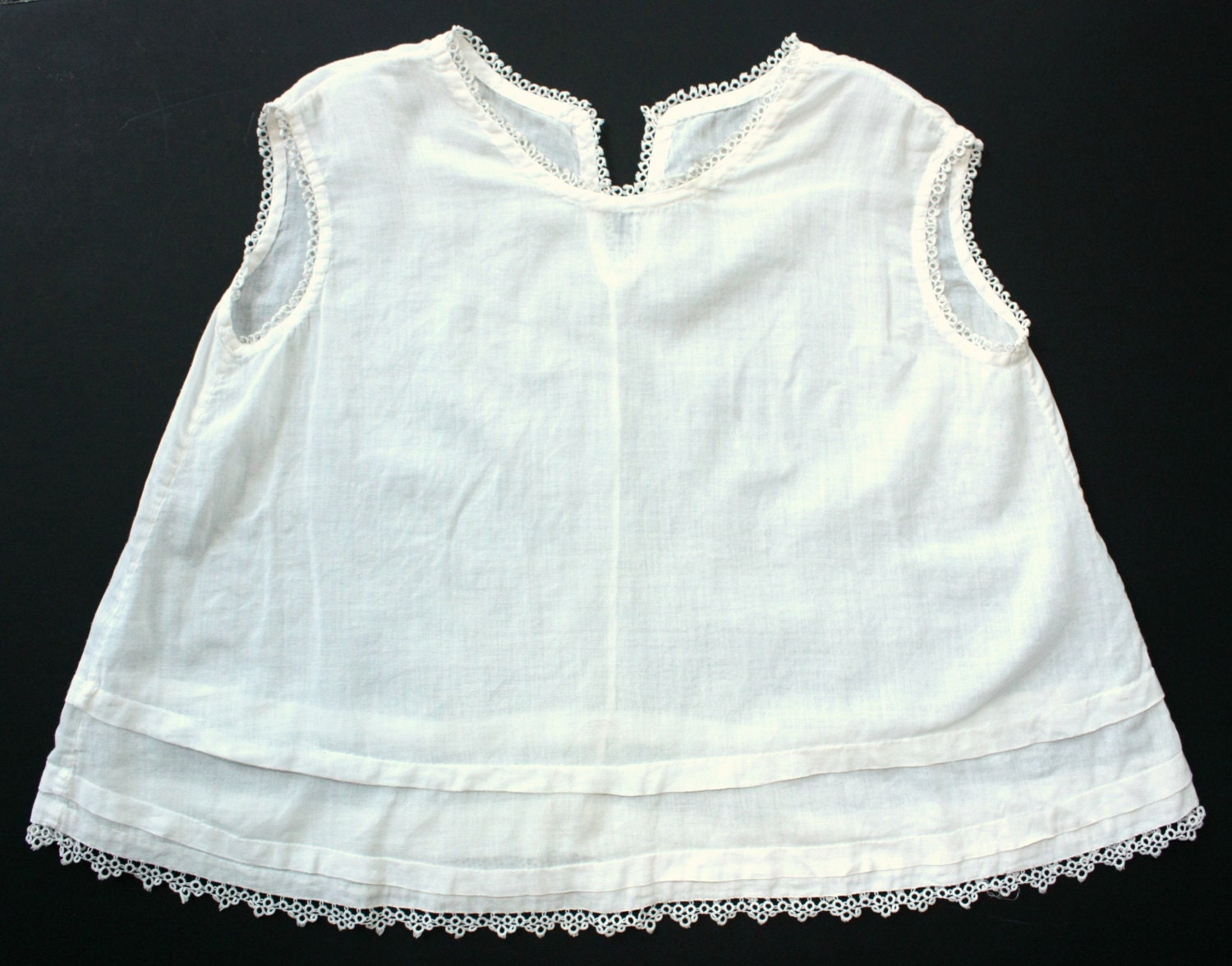 Vintage Baumwolle Baby Säugling Kleid Top Unterhemd Taufe Mit Spitzenbesatz Und Knopf Ärmellos Sommer 1940Er Jahre Puppenkleid Vintage Baumwolle Baby Säugling Kleid Top Unterhemd Taufe Mit Spitzenbesatz Und Knopf Ärmellos Sommer 1940Er Jahre Puppenkleid von BadReputationBoutiq