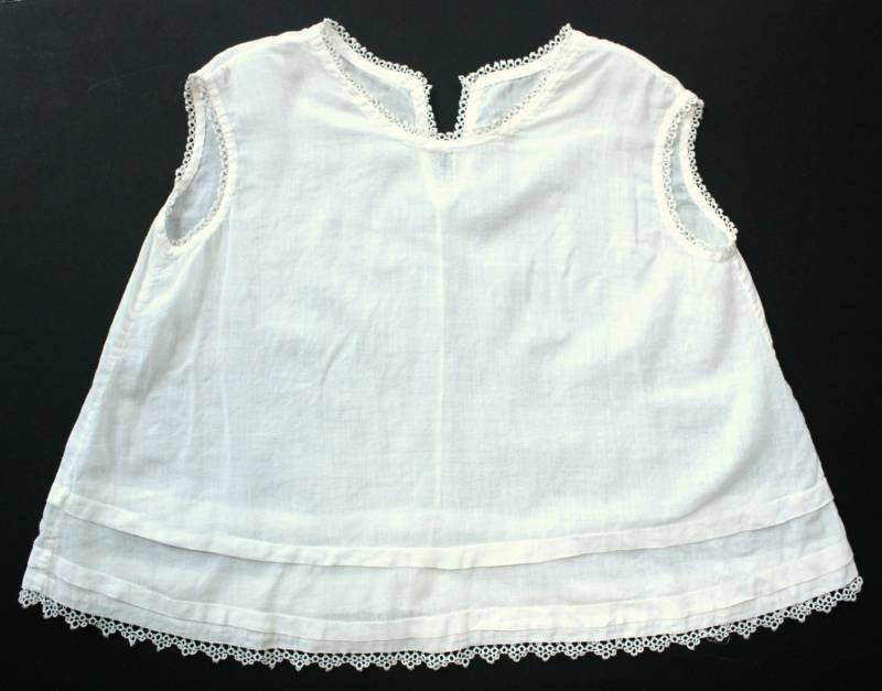 Vintage Baumwolle Baby Säugling Kleid Top Unterhemd Taufe Mit Spitzenbesatz Und Knopf Ärmellos Sommer 1940Er Jahre Puppenkleid Vintage Baumwolle Baby Säugling Kleid Top Unterhemd Taufe Mit Spitzenbesatz Und Knopf Ärmellos Sommer 1940Er Jahre Puppenkleid von BadReputationBoutiq