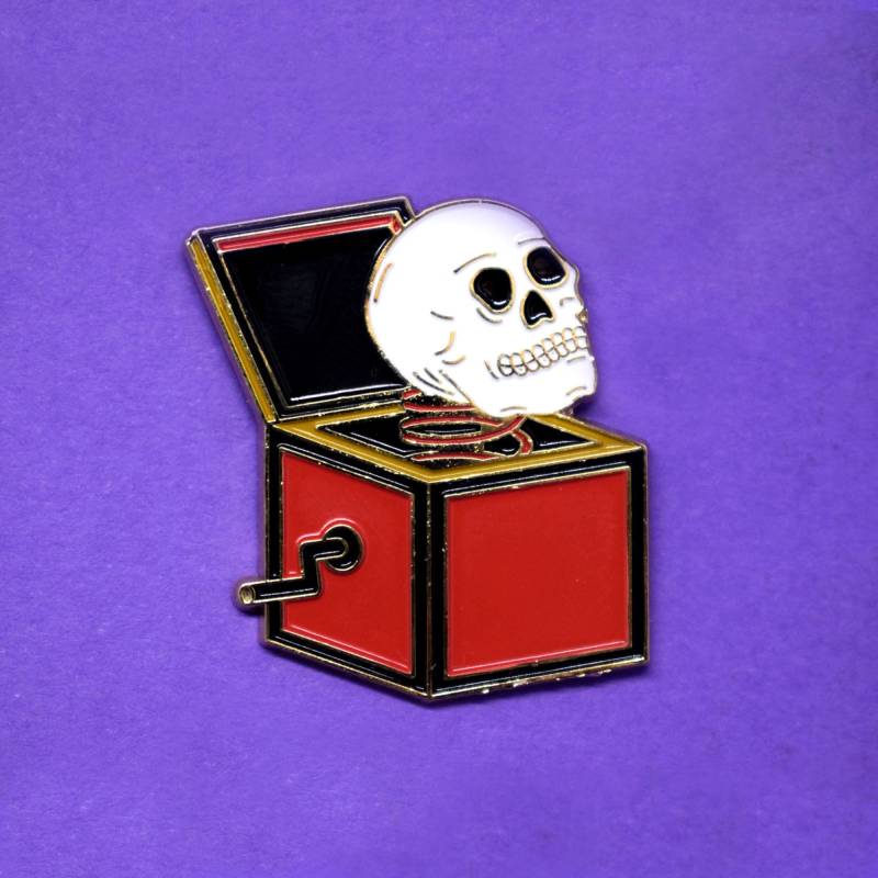 Schädel in Einer Box Soft Enamel Pin // Anstecknadel von BadaboomStudio