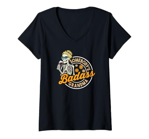Damen Badass Grandma Drinking Wine Skelett Lustiges Retro Design T-Shirt mit V-Ausschnitt Damen Badass Grandma Drinking Wine Skelett Lustiges Retro Design T-Shirt mit V-Ausschnitt von Badass Grandma Retro Humor Wine Lover Designs