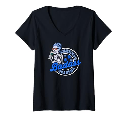 Damen Somebody's Badass Grandma Wine Lover Skelett Retro Style T-Shirt mit V-Ausschnitt Damen Somebody's Badass Grandma Wine Lover Skelett Retro Style T-Shirt mit V-Ausschnitt von Badass Grandma Retro Humor Wine Lover Designs