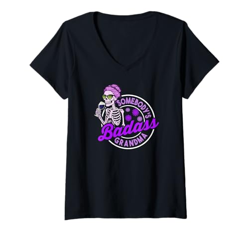 Damen Weintrinkende Oma Skelett Badass Humor Retro Design T-Shirt mit V-Ausschnitt Damen Weintrinkende Oma Skelett Badass Humor Retro Design T-Shirt mit V-Ausschnitt von Badass Grandma Retro Humor Wine Lover Designs