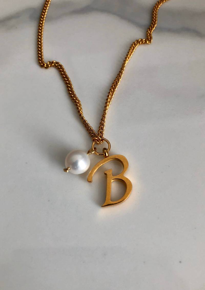 Erste Halskette, Monogramm Buchstabe B, Name Brief Geschenk Für Sie, Boho Schmuck, Zierliche Perlenkette von BadassjewelryToronto
