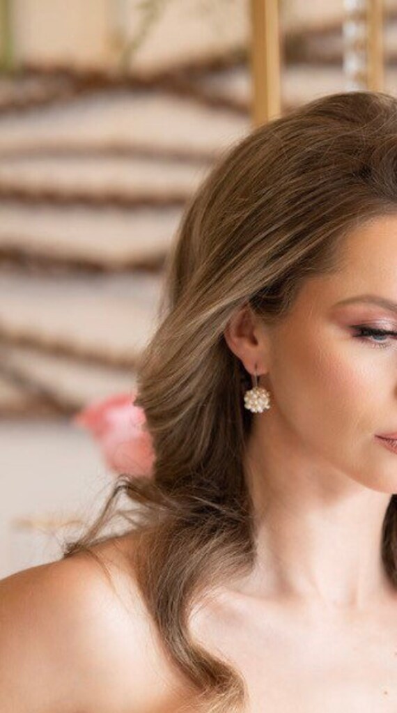 Hochzeit Braut Ohrringe, Weiße Perlenohrringe, Perlenclusterohrringe, Tropfenohrringe, Blumenohrringe, Blumenmädchenschmuck, Boho Schmuck Hochzeit Braut Ohrringe, Weiße Perlenohrringe, Perlenclusterohrringe, Tropfenohrringe, Blumenohrringe, Blumenmädchenschmuck, Boho Schmuck von BadassjewelryToronto