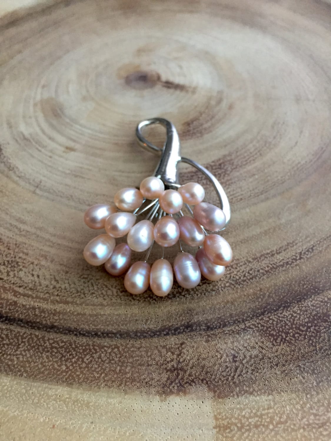 Perle Brosche, Blumenbrosche, Hochzeitsschmuck, Süßwasser Schmuck, Brautjungfern Geschenk, Cluster Perle, Traube Brosche Perle Brosche, Blumenbrosche, Hochzeitsschmuck, Süßwasser Schmuck, Brautjungfern Geschenk, Cluster Perle, Traube Brosche von BadassjewelryToronto