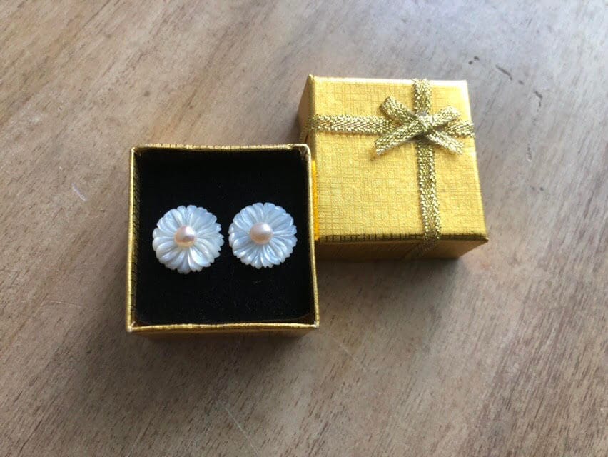 Perlenohrringe, Rosa Perlen, Blumenohrringe, Kinderschmuck, Brautschmuck, Gänseblümchenschmuck, Naturliebhabergeschenk, Floral Perlenohrringe, Rosa Perlen, Blumenohrringe, Kinderschmuck, Brautschmuck, Gänseblümchenschmuck, Naturliebhabergeschenk, Floral von BadassjewelryToronto