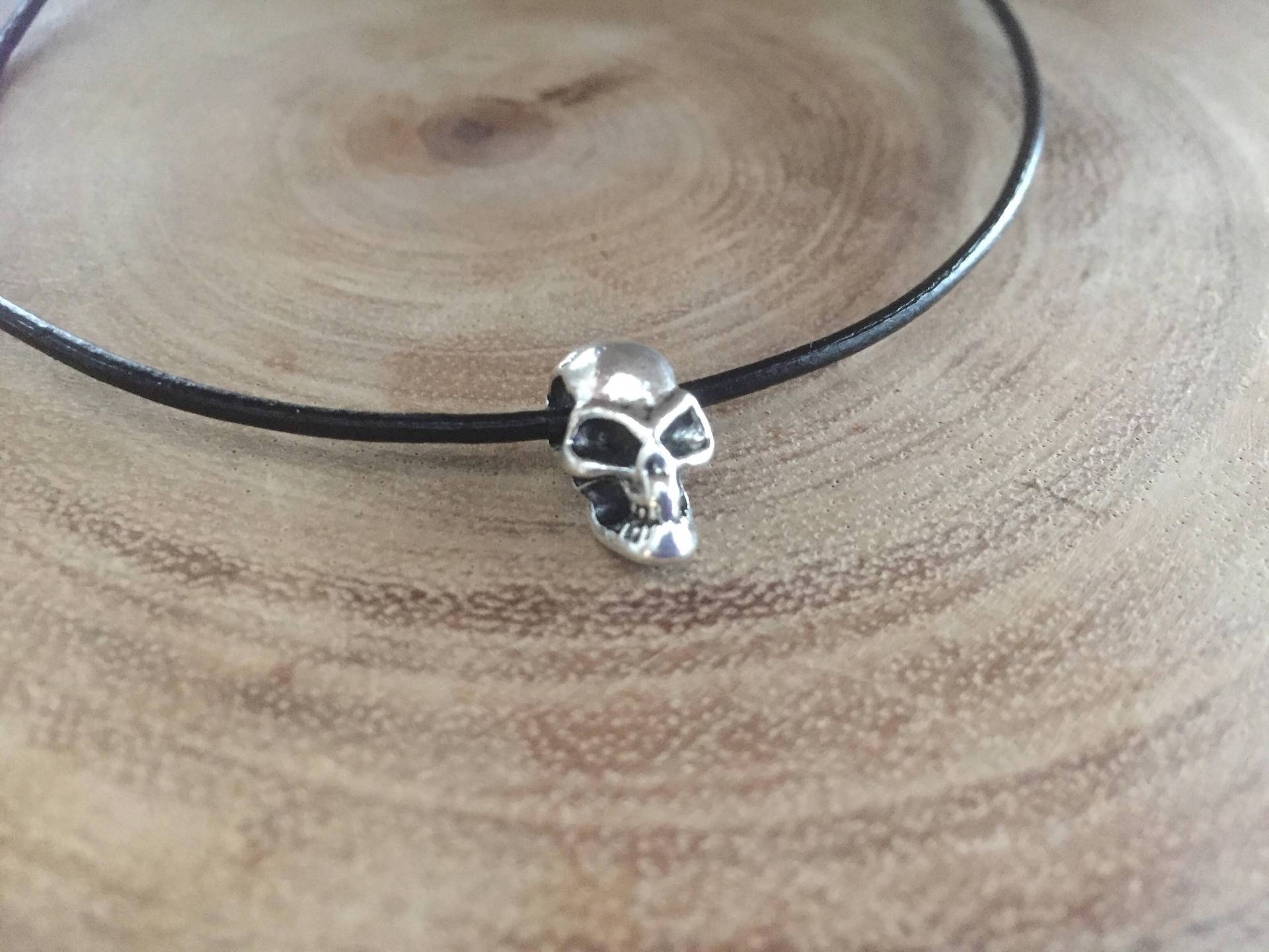 Schädel Leder Halsband, Charme, Kleine Schädel, Halskette, Wikinger Schmuck, Gothic Damen Menschlichen von BadassjewelryToronto