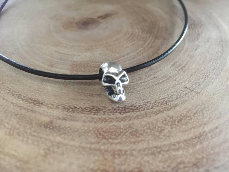 Schädel Leder Halsband, Charme, Kleine Schädel, Halskette, Wikinger Schmuck, Gothic Damen Menschlichen von BadassjewelryToronto