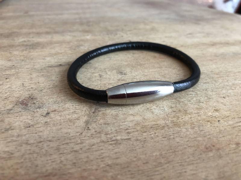 Schwarzes Lederarmband, Lederkuppe, Herren Armband, Boho Ledermanschette von BadassjewelryToronto