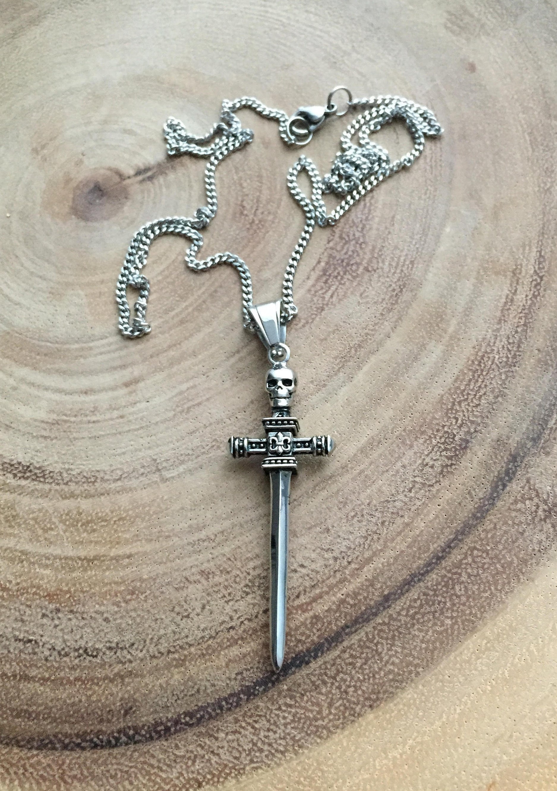 Schwert Halskette, Totenkopf Kreuz Dolch Biker Schmuck, Klingen Anhänger, Wikinger Messer Schädel von BadassjewelryToronto