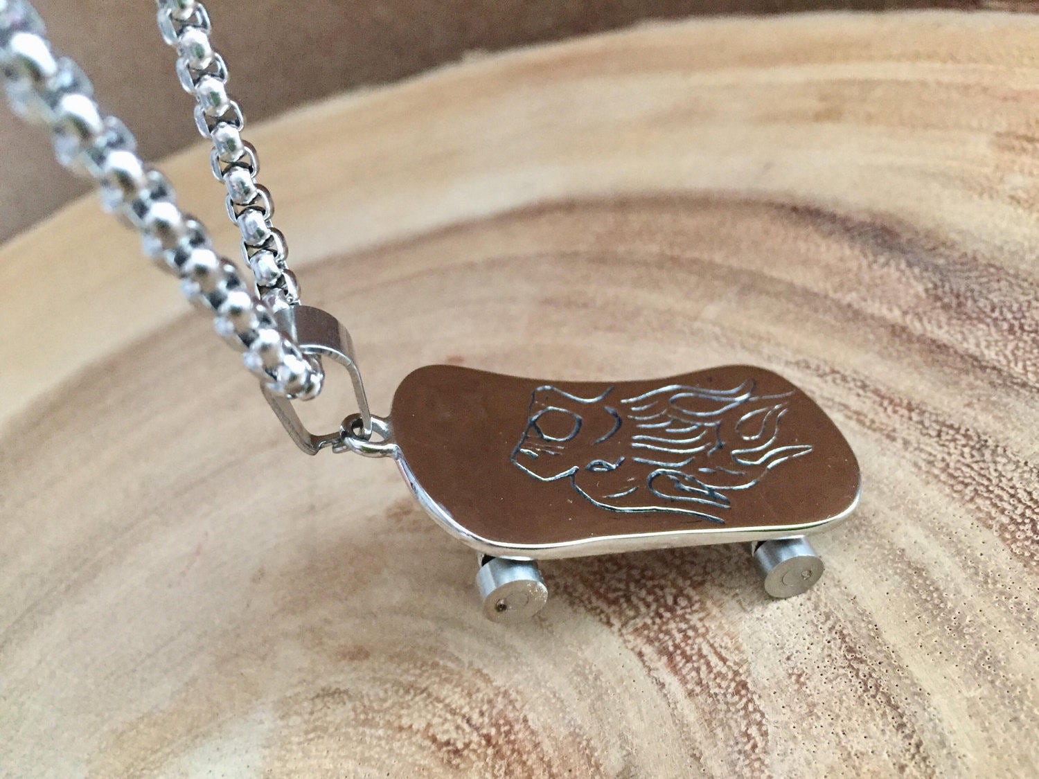 Skateboard Halskette, Skater Schmuck, Fitness Skate Board Anhänger, Sport Charme, Rollschuh Männer Geschenk Für Ihn von BadassjewelryToronto