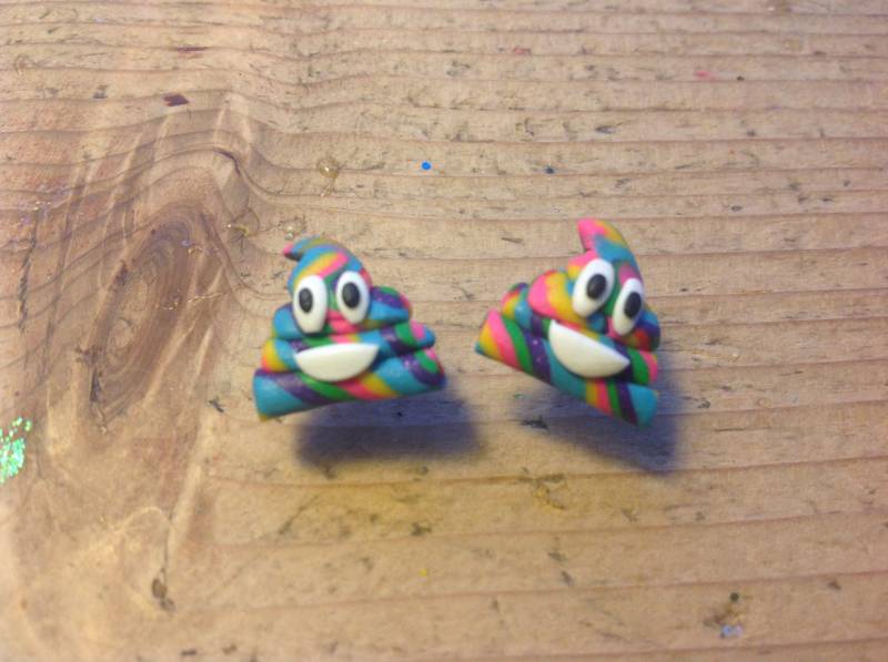 Handgemachte Regenbogen Einhorn Poo Emoji Ohrstecker von BadcatdesignByZoe