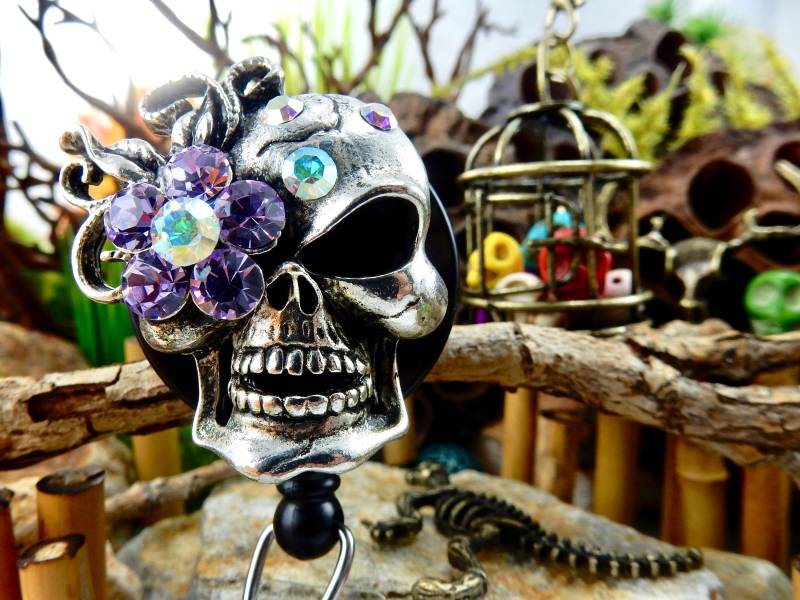 Gothic Totenkopf Ausweishalter, Sugar Skull Ausweis Reel, Goth Clip, Einziehbarer Id Strass Reels, Name Ausweishalter von BadgeAlleybyGerAnne