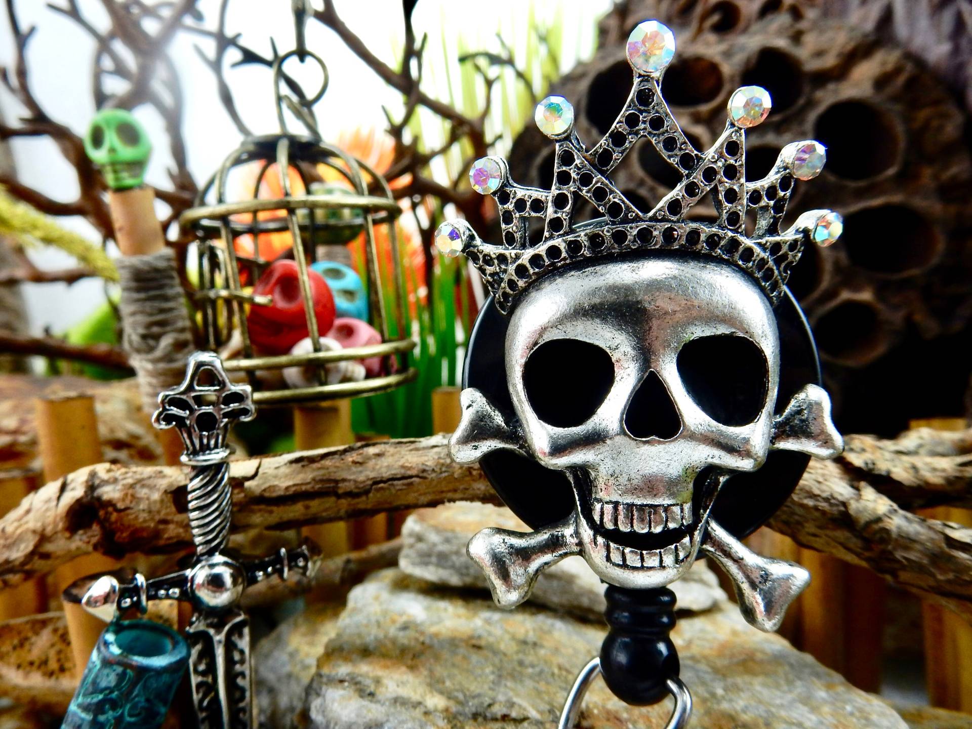 Krone Totenkopf Abzeichenhalter, Einziehbarer Id Clip, Halloween Badge Reel, Gothic, Gruselig, Crossbones, Bling, Krankenschwester, Rn, Stillen Krone Totenkopf Abzeichenhalter, Einziehbarer Id Clip, Halloween Badge Reel, Gothic, Gruselig, Crossbones, Bling, Krankenschwester, Rn, Stillen von BadgeAlleybyGerAnne