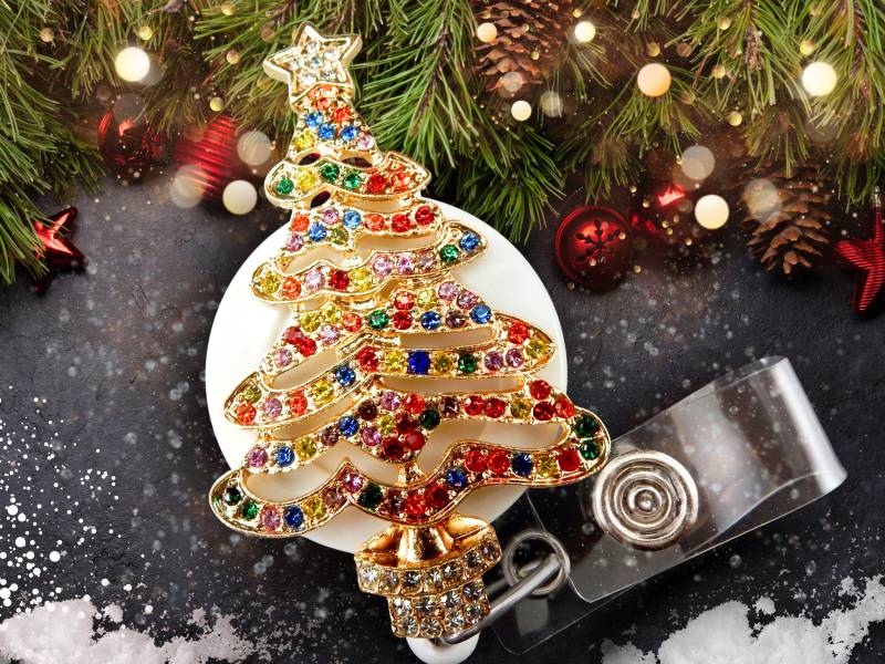 Niedliches Weihnachtsgeschenk Krankenschwester - Weihnachtsbaum-Abzeichen-Reel Strass-Id-Halter von BadgeAlleybyGerAnne