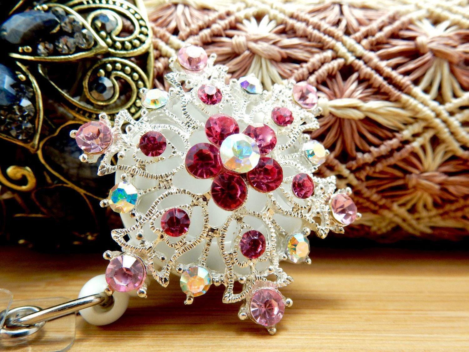 Schneeflocke Abzeichen Clip, Einziehbare Badge-Rolle, Abzeichenhalter Für Den Winter, Weihnachtsgeschenk Krankenschwester, Weihnachts-Rn-Zubehör von BadgeAlleybyGerAnne