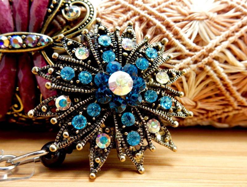 Schneeflocke Ausweisrolle, Einziehbarer Ausweisclip, Weihnachtsschneeflocke Ausweishalter, Weihnachtsgeschenk Für Krankenschwester, Rn Geschenk von BadgeAlleybyGerAnne