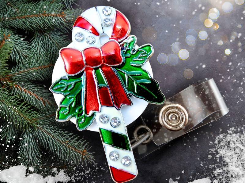 Weihnachten Abzeichen Reel Krankenschwester - Candy Cane Einziehbarer Kristall Ausweishalter, Geschenk von BadgeAlleybyGerAnne