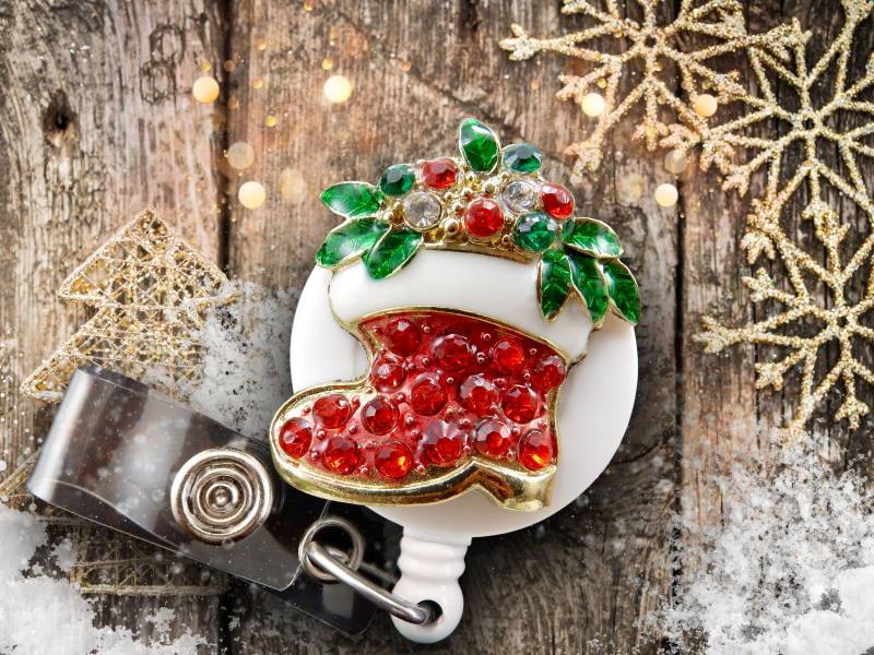 Weihnachts-Abzeichen Reel Nursing - Santa's Boot Strass Einziehbarer Ausweishalter von BadgeAlleybyGerAnne