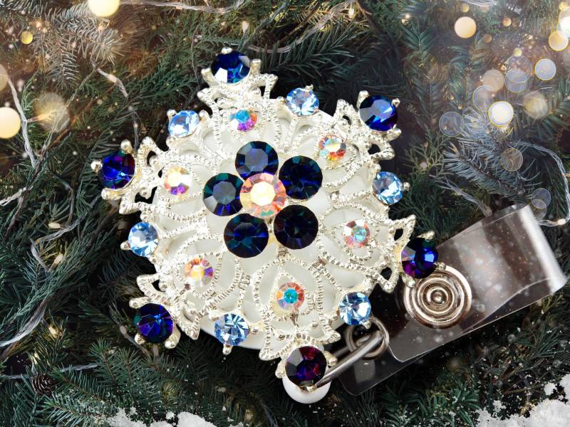 Winter Badge Reel - Schneeflocke Strass Einziehbarer Ausweishalter Für Krankenschwester Oder Büroangestellte von BadgeAlleybyGerAnne