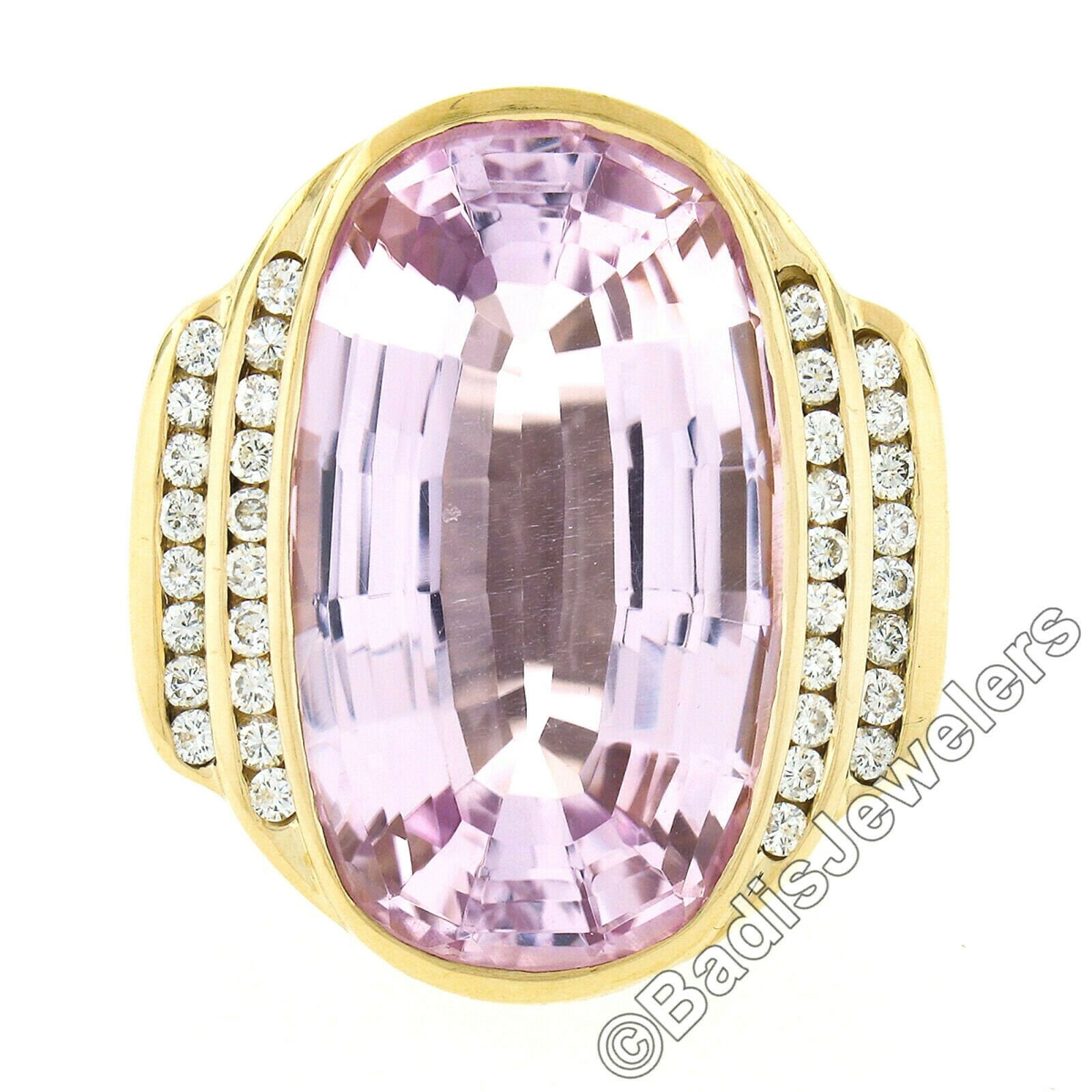 18K Gelbgold 25.72Ctw Große Ovale Step Cut Bezel Kunzite Solitaire Mit Rund Brillanter Kanal Diamant Seiten Breiter Cocktail Statement Ring von BadisJewelers