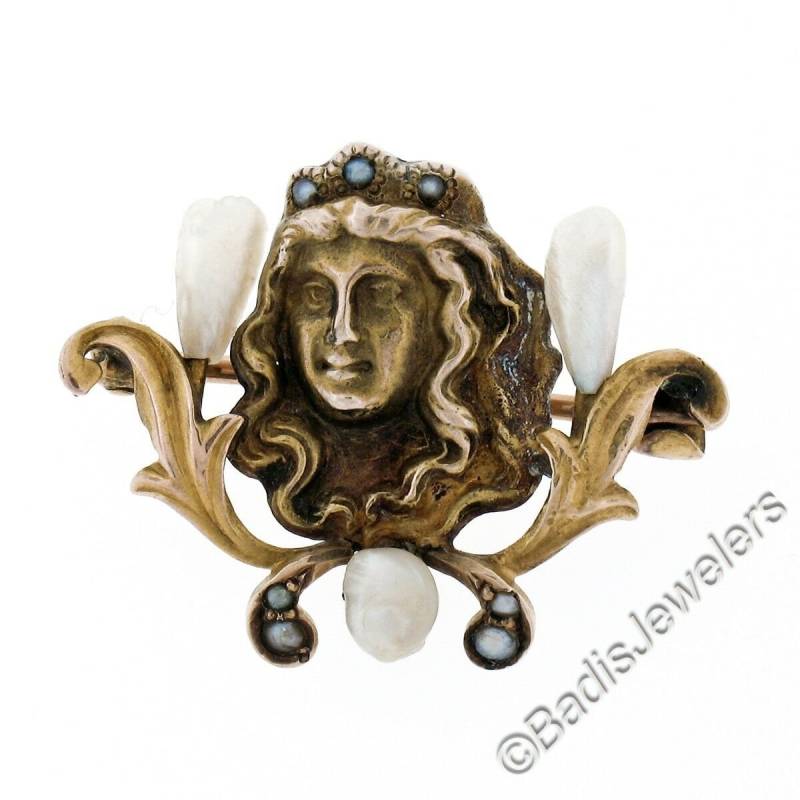 Antike Jugendstil Einzigartige 10K Gelbgold 3 Barock Form Natürliche Perlen Petite Nymphe Repousse Pin Brosche Mit Original-Finish von BadisJewelers