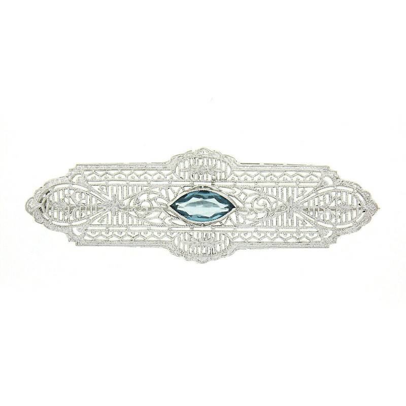 Antiker Art Deco 10K Weiß Gold Marquise Lünette Set Blauer Stein Detailreich Filigran Milgrain Geätzte Bar Brosche Pin in Ausgezeichnetem Zustand von BadisJewelers