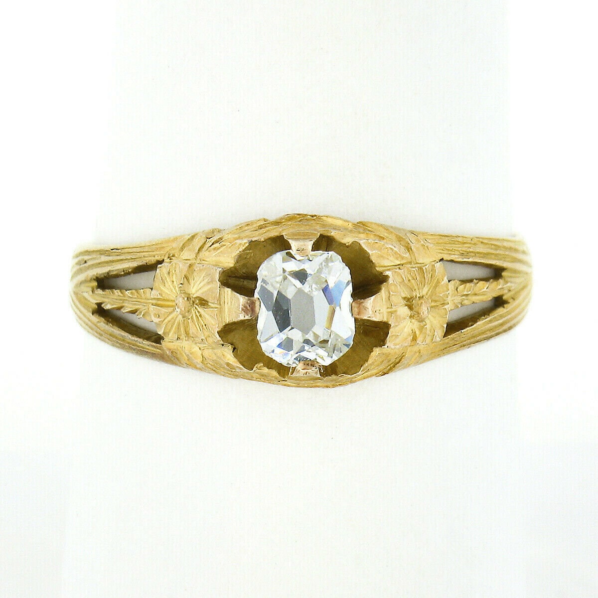 Antiker Jugendstil 14K Gelbgold 0, 38Ctw Alte Minenschliffzange Diamant Solitär Mit Handgraviertem Blumenwerk Verlobungsring von BadisJewelers