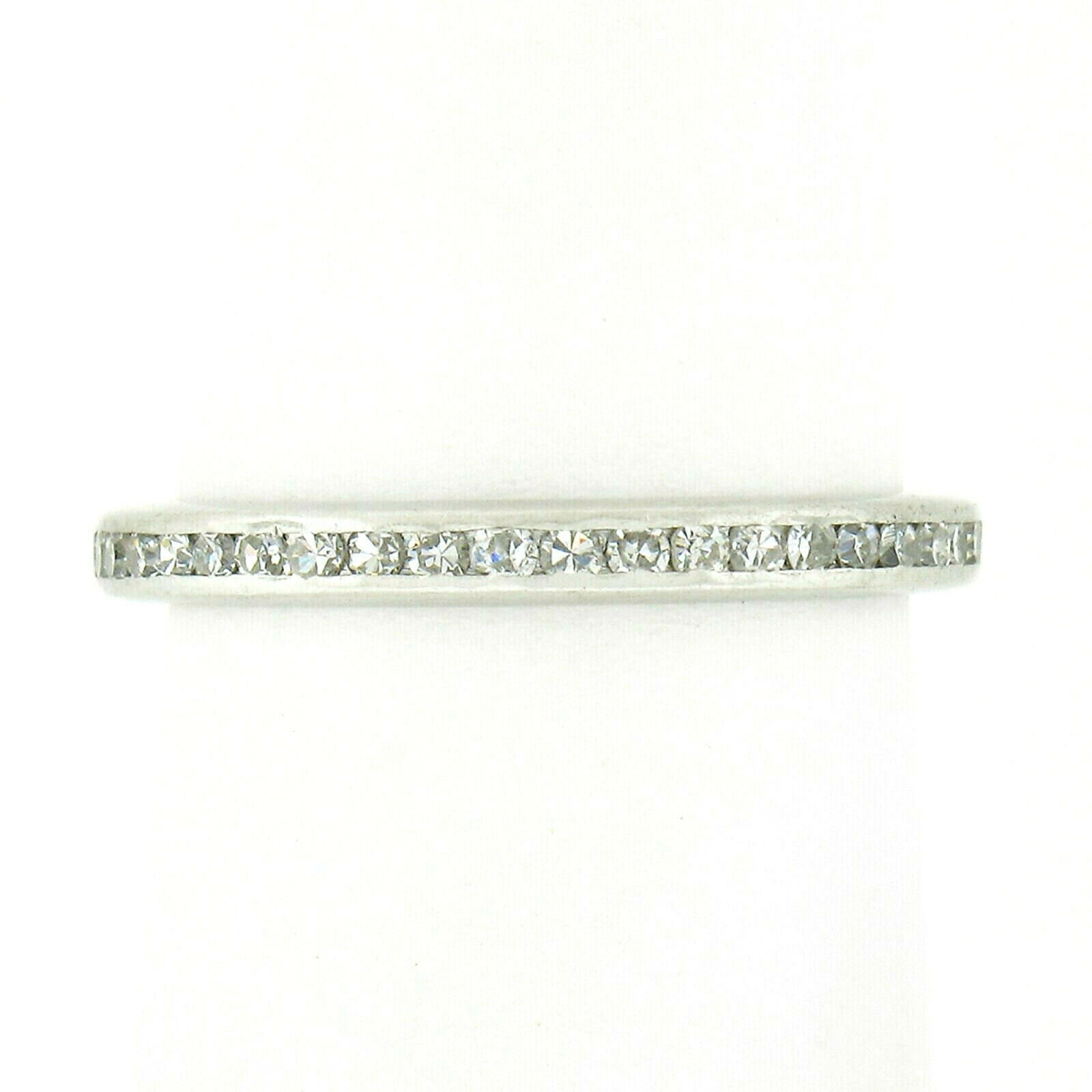 Antikes Art Deco Platin 1.0Ctw Altes Single Cut Channel Set Diamant Stapelbarer Eternity Ehering in Ausgezeichnetem Zustand von BadisJewelers