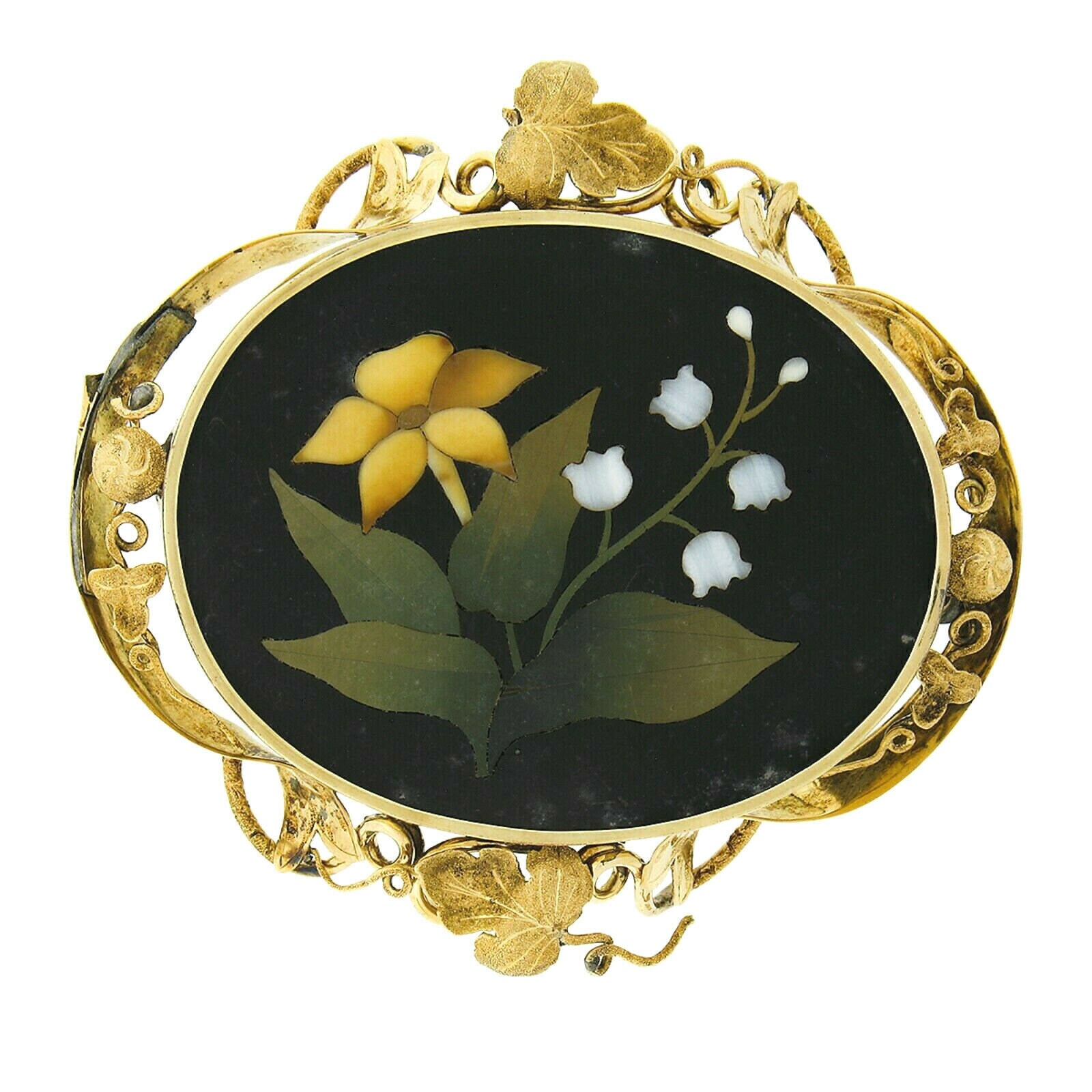 Antikes Kunsthandwerk 14K Gelbgold Pietra Dura Multi-Edelstein Mosaik Florale Arbeit Auf Ovalen Schwarzen Onyx Mit Offenem Strukturierten Rahmen Pin von BadisJewelers