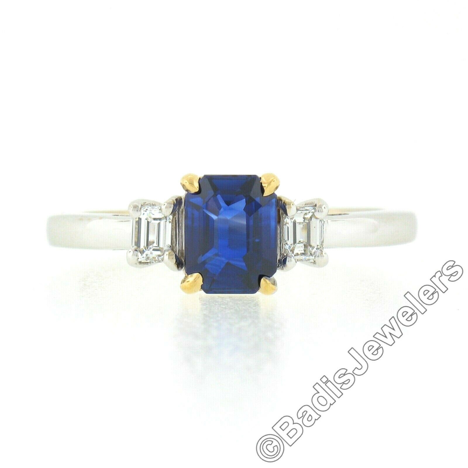 Edler 18K Weiß & Gelbgold 1.39Ctw Gia Zertifizierter Smaragdschliff Ceylon Blau Saphir Und Zange Set Diamant 3 Drei Stein Ring von BadisJewelers