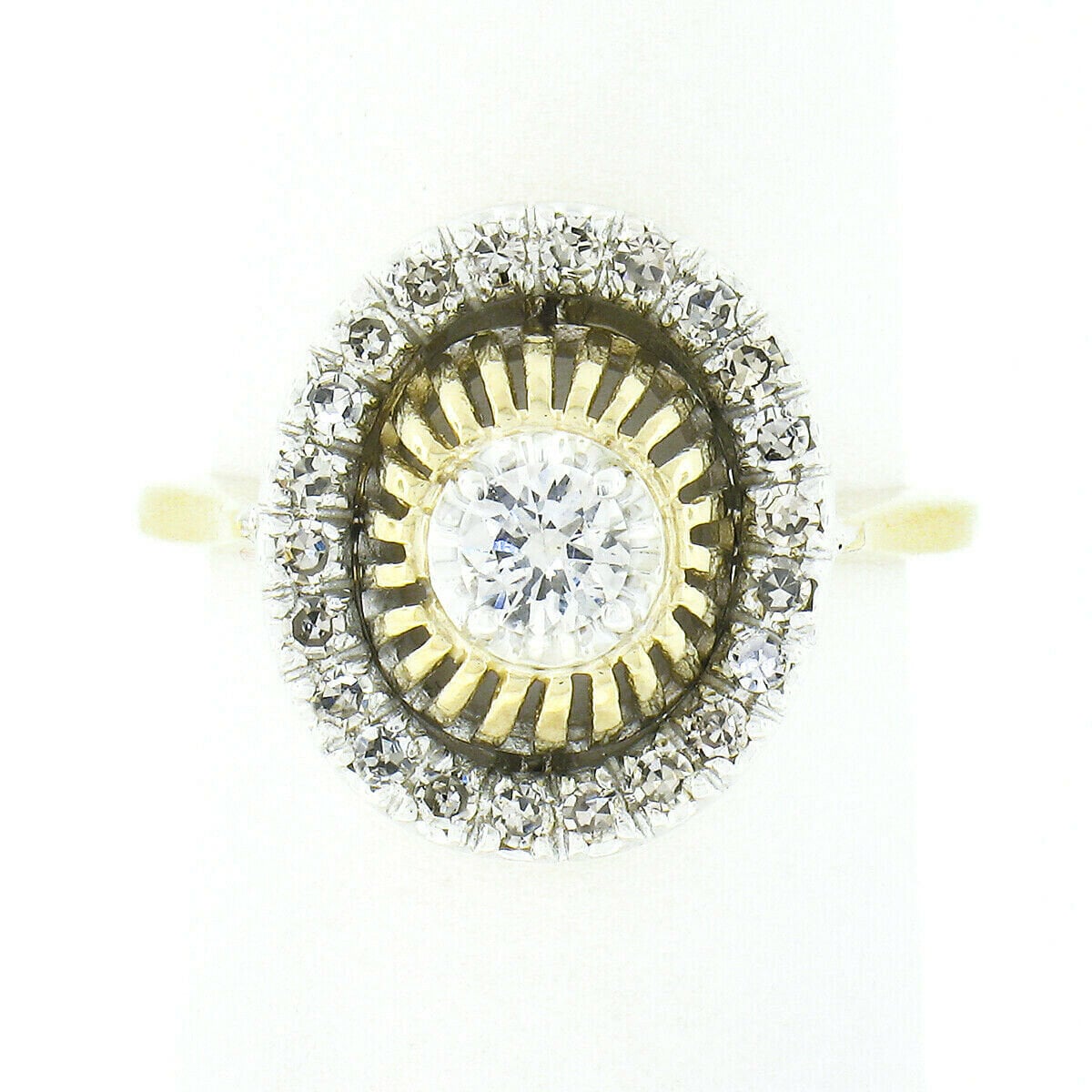 Einzigartige Vintage 14K Zwei Ton Gold 0, 57Ctw Alten Übergangs Diamant Solitär W/Halo Offene Arbeit Domed Platter Ring in Ausgezeichnetem Zustand von BadisJewelers