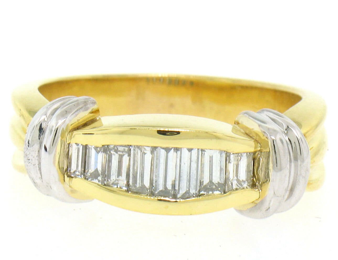 Estate Einzigartige 14K Zwei Ton Gelb & Weiß Gold 0, 56Ctw Graduierte Baguette Geschnitten Kanal Set Diamant Band Ring in Wie Neue Zustand von BadisJewelers