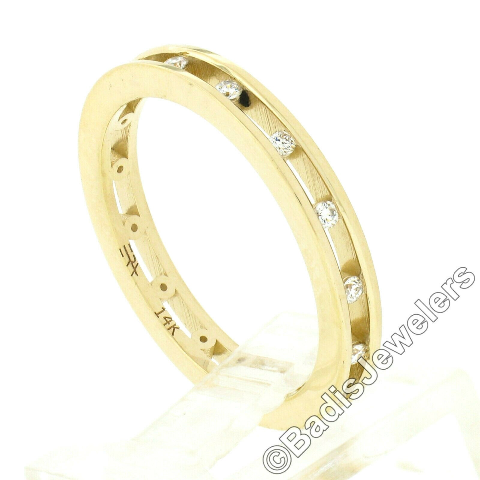 Nachlass 14K Gelbgold 0, 22Ctw Rund Brillant Diamant Spaced Open Channel Set Eternity Stapelbarer Ehering in Ausgezeichnetem Zustand von BadisJewelers